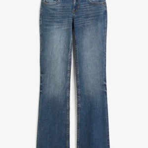 Skit snygga jeans - Säljer dessa lågmidjade jeans me fickor ifrån H&M helt slutsålda i den storleken,kommer inte till användning. Helt nya utan lapp. Nypris 250