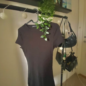 Klänning  - Vanlig kortärmad klänning med en jättefin passform. Aldirg använt det så där e nästan helt ny🥰