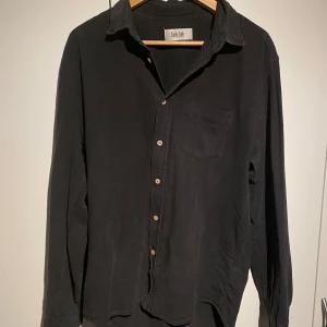 Séfr Séfr Leo Shirt light black - Hej, säljer en slutsåld skjorta i modellen Leo från Séfr Séfr. Grå/svart färg med schysst passform. Storlek 50 vilket motsvarar en Large. Nypris 1600kr. Skriv privat för mer info och bilder. Pris kan diskuteras. 