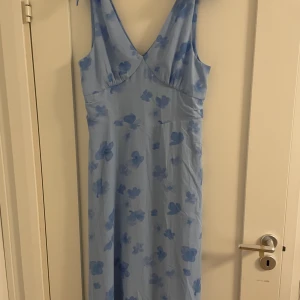Klänning - Jättefin klänning, perfekt nu till sommaren. Bara använd 1 gång men får tyvärr inte någon mer användning av den. Nyskick. Jättefina deltaljer på axlarna. Storlek L men passar även M. Pris går att diskutera. Skriv vid frågor/ fler bilder🩷🩷