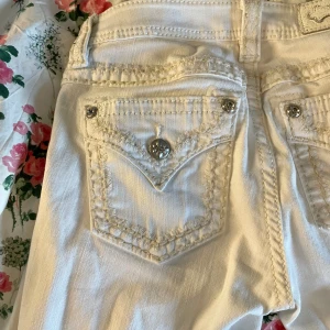 Miss me vita jeans  - Miss me jeans! Kan mötas upp i Sollentuna centrum, Odenplan eller Stockholm city och då blir frakten gratis! Storlek är 25 💗Kontakta mig innan köp :)