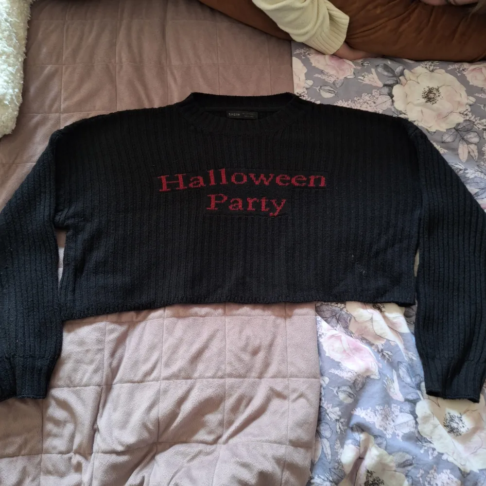 En långärmad halloween crop-top tröja ifrån Shein.. Tröjor & Koftor.