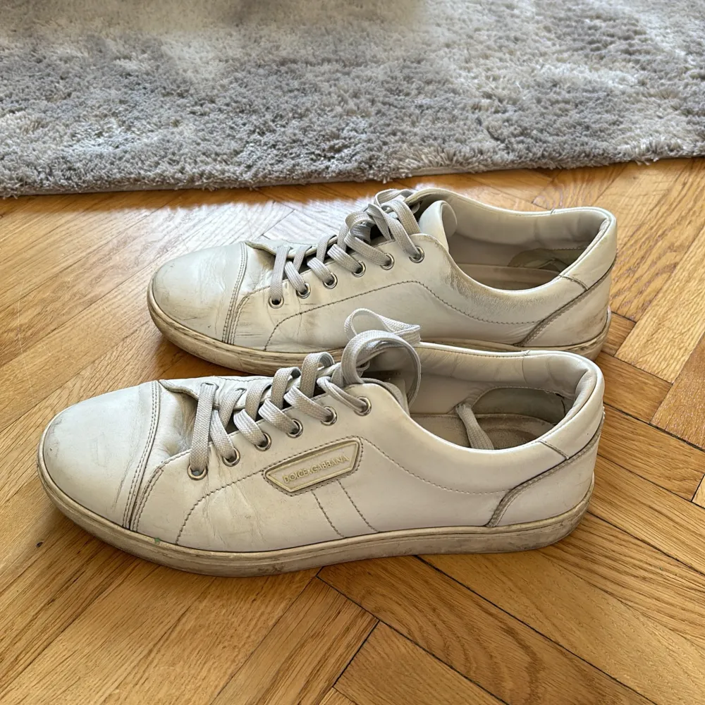 Sneakers i vitt läder, använda men helt ok skick och går nog att putsa upp om man pallar.. Skor.