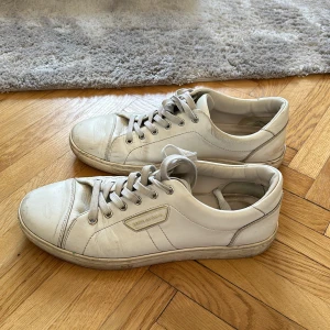 Dolce & Gabbana vita sneakers - Sneakers i vitt läder, använda men helt ok skick och går nog att putsa upp om man pallar.