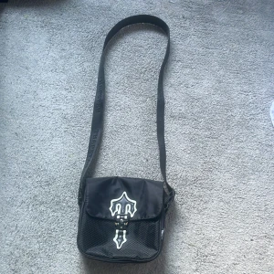 Säljer äkta trapstar väska pga den är för liten - 10/10 skick pris kan diskuteras!