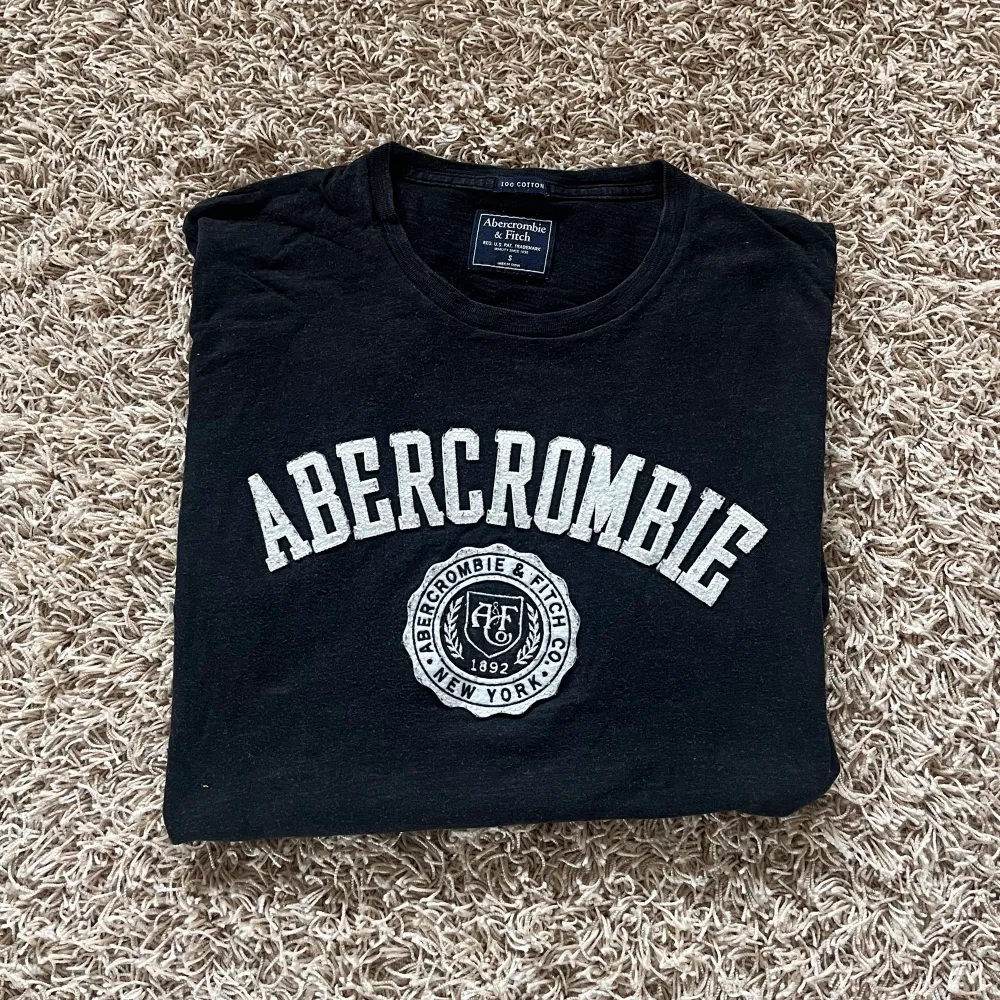 Säljer min t-shirt från Abercrombie & Fitch som inte kommer till användning längre! 🤝 Storlek S men sitter mer som en M. 🥃 Nypris: 349kr, mitt pris: 59kr! ⚡️Kom dm vid frågor eller funderingar!  . T-shirts.