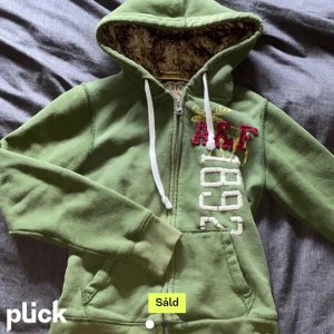 Abercrombie And Fitch hoodie - Lånade bilder! Andra e min egna bild💗 Säljer denna gulliga tröjan då den nt kommer till användning och nt längre är min stil. Köpte den från plick. Inga skador vad jag vet💗
