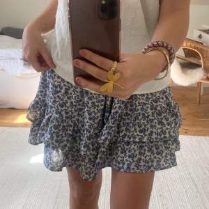 Blommig blåvit kjol. Perfekt till sommaren! Köpte för 450kr utomlands