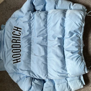 Hoodrich vinterjacka - Jag säljer denhär vinterjackan eftersom jag har bytt stil. Inget fel på den, eftersom den är använd fåtal gånger. Den är nästan som ny. Priset är inte hugget i sten, skriv om ni har funderingar. Den passar till M också.