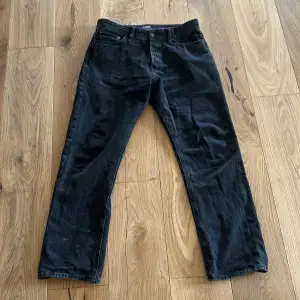 Ett par svarta Jack and Jones jeans loose chris i storlek 32/32 i bra skick