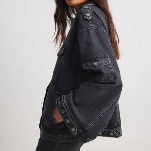 Denim Jacka  - Super snygg grå jeansjacka med lite utsvängda armar. Den är större i storleken så den hade även passat strl 38/40