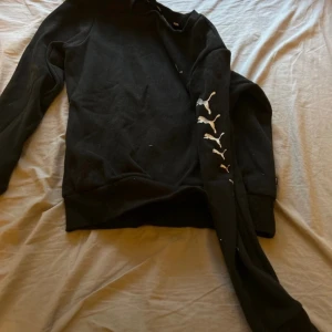 Tjocktröja  - Puma tjocktröja i svart, oanvänd endast testat där av ingen prislapp kvar 