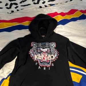 Kenzo hoodie - Sjuk fin kenzo hoodie från care of Carl jag har använt den ett par gånger men den är som ny. Kvitto fins inte! 