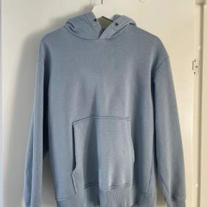 En babyblue Hoodie från Zara i storlek S. Den är i bra skick och lite använd.