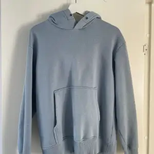 En babyblue Hoodie från Zara i storlek S. Den är i bra skick och lite använd.