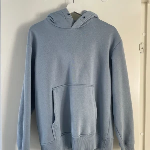 Babyblue Zara Hoodie  - En babyblue Hoodie från Zara i storlek S. Den är i bra skick och lite använd.