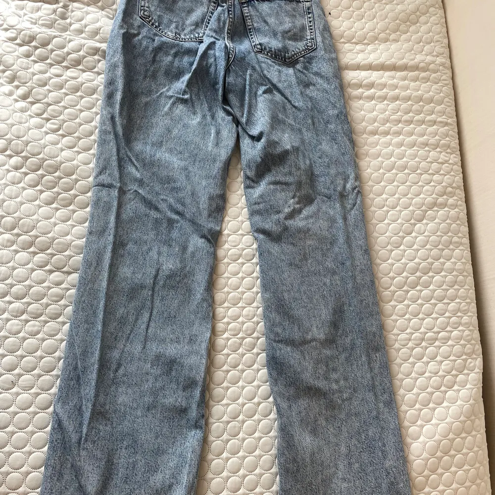  Blå jeans från Bikbok, I bra kvalitet Och använda sällan. Jeans & Byxor.
