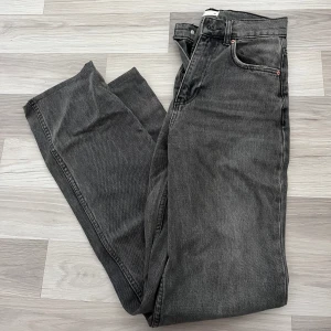 Jeans  - Jeans från Ginatricot  Raka i modellen  Storlek 32