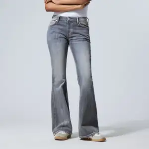Jätte snygga jeans från Weekday i modellen flame low. Tyvärr för stora på mig. 💕 Använda 1 gång, nypris 590.