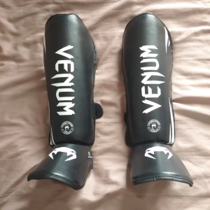 Ej använda benskydd kampsport  - Ej använda benskydd kampsport MMA/BJJ/Thai/kockboxning Nypris 799kr