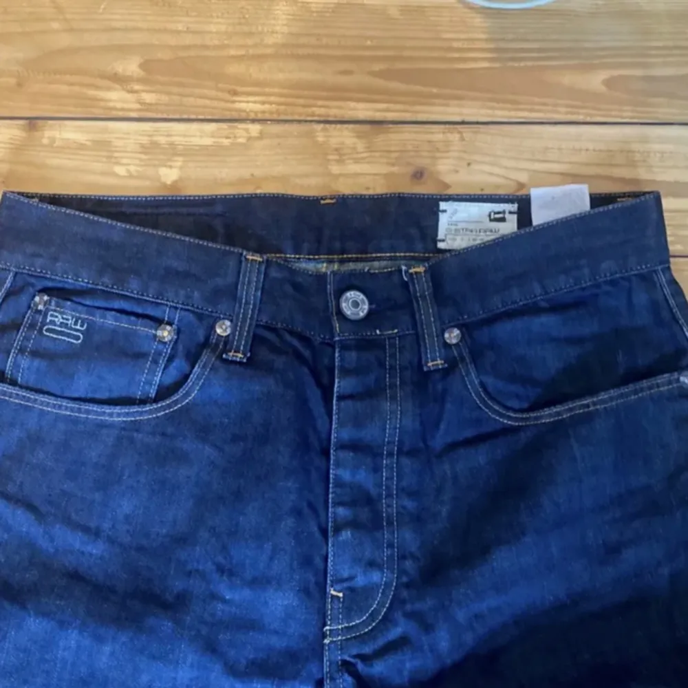 Säljer dessa jeans i bra skick då de blivit för små.. Jeans & Byxor.