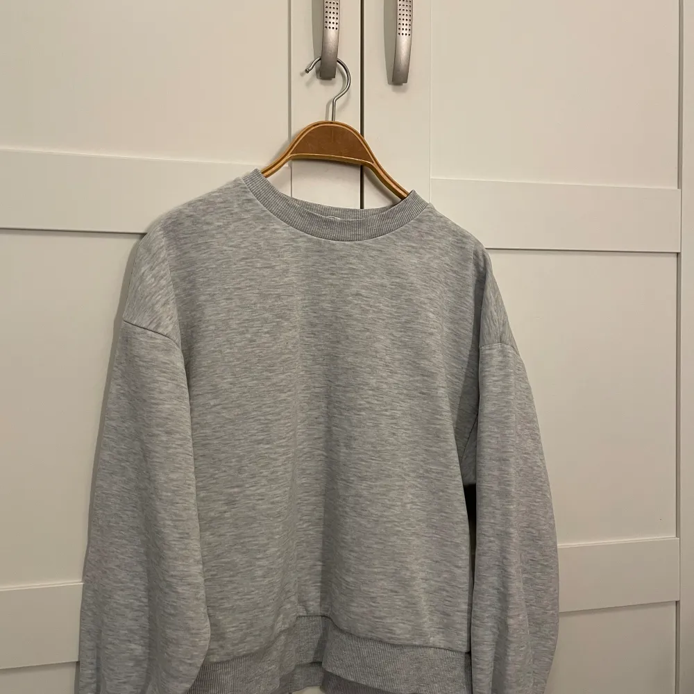 En vanlig grå sweatshirt från ginatricot i storlek XS. Den är använd rätt så mycket men är fortfarande i väldigt bra skick. Hoodies.