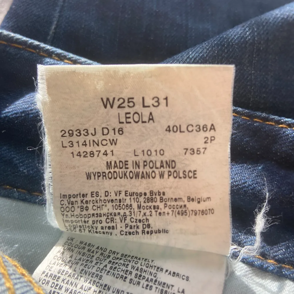 Super snygga Lee jeans, säljer för att dem är lite tajta på mig💕 Super bra skick, men jag har sprättat upp dem längst ner för dem var lite för korta💕. Jeans & Byxor.