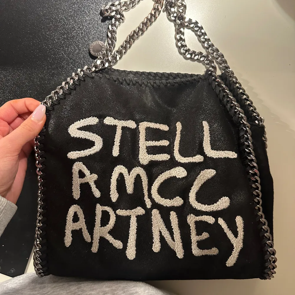 Säljer min Stella McCartney väska i limited edition köpt på ilum i Köpenhamn. Helt slutsåld och har varit länge. Nypris runt 10 000. I fint skick sparsamt använd ❤️. Väskor.
