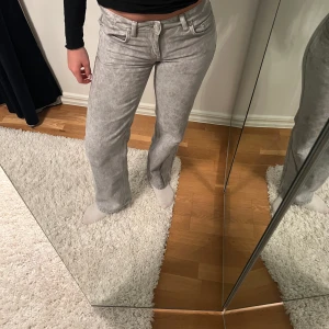 Weekday jeans  - Säljer domhär superfina Lågmidjade jeansen från weekday i en superfin ljusgrå färg, perfekt nu till våren☀️ Jag är 165 och har storlek 25/32 och dom sitter perfekt😊 Nyskick💓 Nypris 600 jag säljer för 300 Priset går såklart att diskuteras🫶🏼