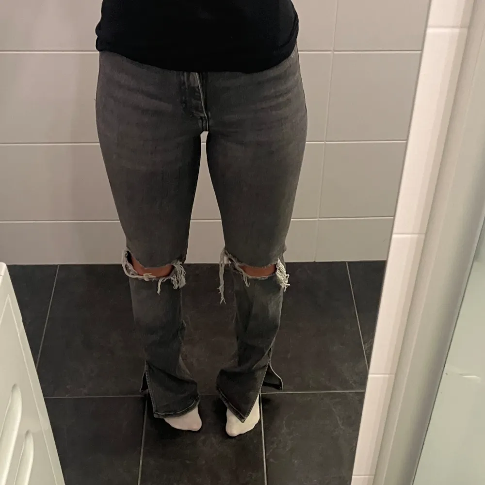 Säljer domhär superfina mid rise zara jeansen i storlek 36,, jag är 165 typ och dom är lite för långa för mig hade nog passat bättre i längden på någon som är runt 170💞 Nypris 500 jag säljer för 200😊 Priset går att diskuteras🥰. Jeans & Byxor.