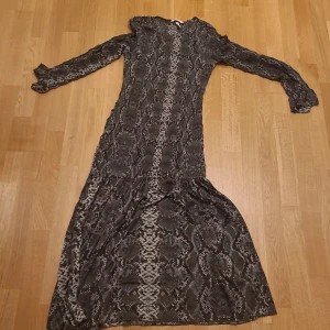 Orm mönstrad klänning - En fin tajt festlig orm klänning 