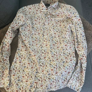 Sommarskjorta - Nyskick storlek m slimfit