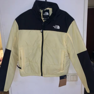 North Face kort höstjacka - Nyskick och oanvänd med prislapp kvar! Nypriset är mellan 2000-3000kr. 