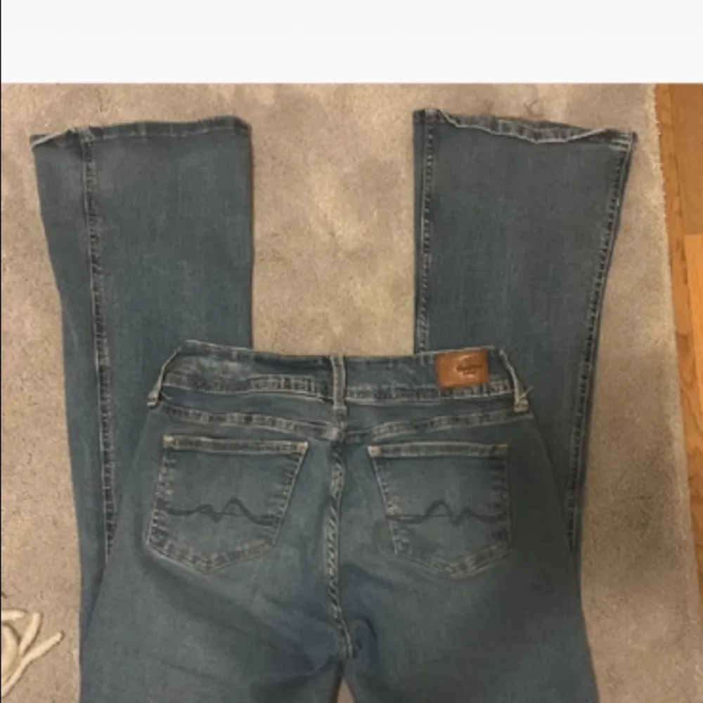 Så fina jeans köpte på plick, säljer då de tyvärr är för små för mig🫶🏻💗(första 2 bilderna är lånade)  Midjemåttet är 35cm och innerbenslängden är 77cm🫶🏻. Jeans & Byxor.
