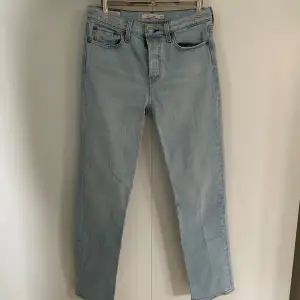 Jag säljer även dessa blå Levi’s jeans. Säljer billigt pågrund av rensning av min garderob inför flytt! Nypris 1200. De passar mig i midjan som normalt har storlek 36/S. Skriv gärna för fler frågor, mått eller fler bilder. 🤍
