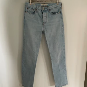 Lev’is jeans - Jag säljer även dessa blå Levi’s jeans. Säljer billigt pågrund av rensning av min garderob inför flytt! Nypris 1200. De passar mig i midjan som normalt har storlek 36/S. Skriv gärna för fler frågor, mått eller fler bilder. 🤍