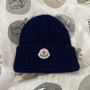 Moncler mössa  - Hej, säljer min moncler mössaa som jag har knappt använt, finns i Stockholm. 900kr 