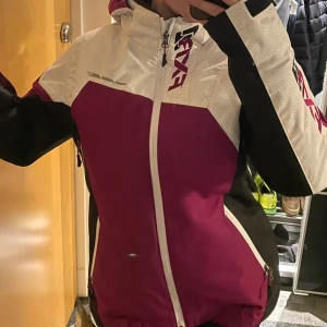 FXR skoterjacka - Säljer min skoterjacka, storlek S. Galje medföljer. Den har avtagbart innefoder. Otroligt varm som även går att ha under våren. Nyskick! 