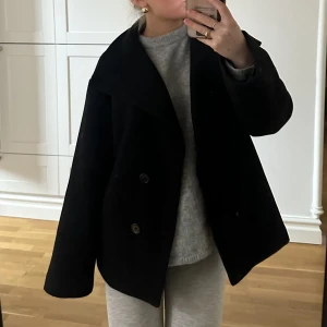 Svart kappa - Så söt kappa fårn bil bok som är väldigt lik arketjackorna i modellen😍typ använd 2 ggr 