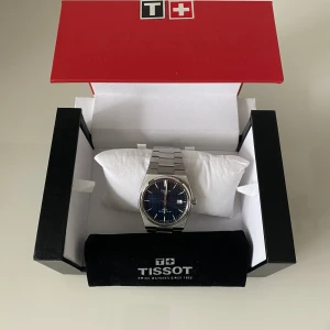 Tissot PRX Powermatic 80 - Tissot PRX Powermatic 80 40mm Blå säljs i mycket bra skick  Kommer i originallåda samt med alla länkar  Nypris: 9095kr Mitt pris: 5990kr