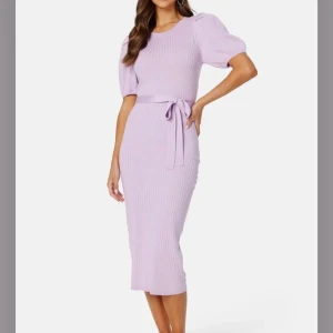 Ljuslila Klänning - XS  - HELT NY. Storlek: XS. 