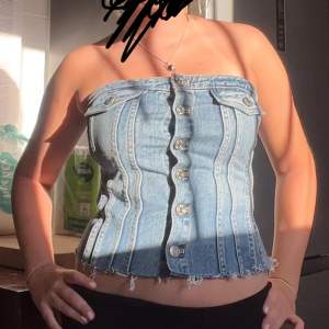 Säljer denna jeans topp från zara köpt i somras och använt Max 2ggr  (Lånad bild) ❣️