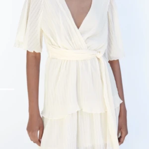 Zara klänning - Jättefin och gullig cremevit zara klänning som aldrig är använd!