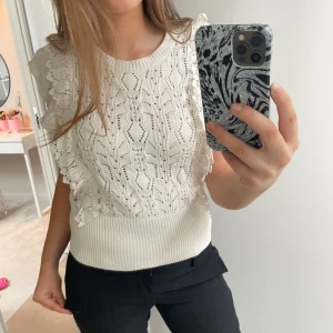 Broderad Topp Lindex  - Gullig broderad topp från Lindex som inte säljs längre. Jätte användbar verkligen 💞