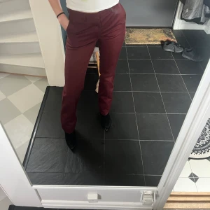 Vinröda kostymbyxor  - Frakt tillkommer!