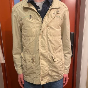 Pierre Cardin - field jacket - Tjena! Säljer denna snygga Pierre Cardin jacka som passar utmärkt nu till våren. Det är mycket bra skick. Modellen är 183 cm lång och storleken på jackan är M. Vid minsta fundering hör av dig!