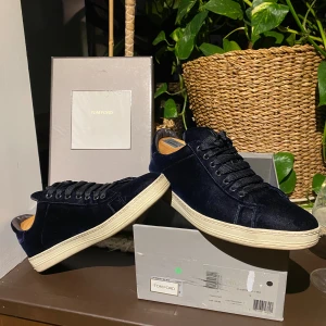 Tom Ford Sammet Sneakers Navy - Hej, säljer ett par stört snygga Tom Ford skor i marinblått sammet. Fint skick, sparsamt använda. Unika och exklusiva. Lika Louboutin i utseende. Endast skorna medkommer. Storlek 10=44. Fler bilder finns i DM. 