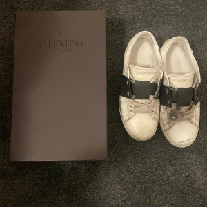 Valentino Garavani - Säljer mina fina Valentino Garavani (Svart/Vit) nu.  Storlek 39,5  skosnörena har börjat tappa färg och skorna har svart fläck på vänster skon av växlande på moped varav priset.  Kan sänka priset vid snabb affär  