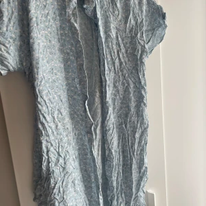 Två sommar klänningar - Jätte sköna och luftiga klänningar i grön och blå   75 kr styck