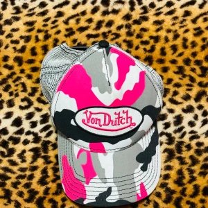 2000s von dutch keps - ✰*฿✩‧₊˚ läs gärna köpvillkoren innan ✰ äkta von dutch keps (skriv dm för bild på tagen, fick ej plats) ✰ har några små fläckar på insidan på bild 2 och strapen är skadad men går att stänga med knapparna som finns kvar ✰ FAST PRIS ✰ skriv vid frågor💋